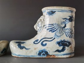 元青花凤纹虎头靴一对 青花发色纯正 胎质干老 品相完整 尺寸 高11.5厘米 长17厘米。
