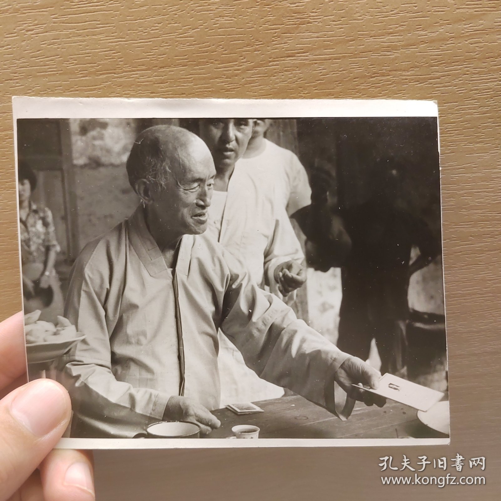 海灯法师原装近照，四川油江人，二指禅成名为全国政协。少林寺唯一不在寺方丈，同师生在兰山寺向慕名来访武术界人士介绍，动作应该为颁发证书，摄影师郑素或郑喜摄