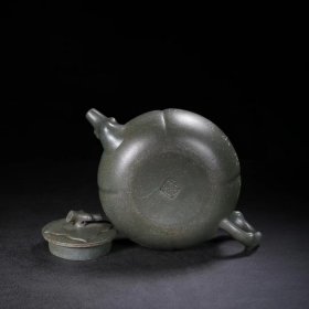 品名：柿扁壶 盖款：唐凤芝 尺寸：19/8cm 容量：500cc 紫砂分类：原矿绿泥 底款介绍：唐凤芝，民国时期著名艺人，宜兴紫砂工艺厂建厂初期的紫砂艺人，出身紫砂世家，16岁随其父唐顺洪学艺。 唐凤芝聪明好学，记忆力极强，有过目不忘的美誉，而且在紫砂壶艺上富有创新精神，擅长制《鱼化龙壶》、《一捆竹壶》等。