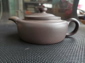 早期陈冬情款紫砂壶一个（品相完好）