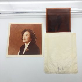 中国第一代钢琴家、曾任中央乐团首席钢琴巫漪丽（1931-2019）旧藏，七、八十年代摄个人标准彩色照片一件，另附底片一件