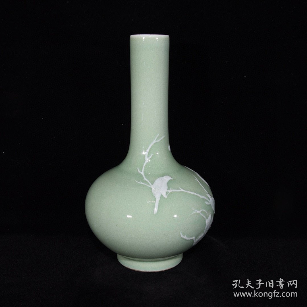 清康熙老底单色釉喜鹊登梅纹天球瓶