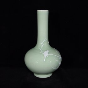 清康熙老底单色釉喜鹊登梅纹天球瓶