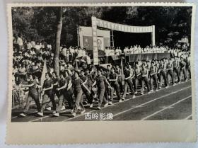 【老照片】1975年广西高校田径运动会闭幕式某校代表队 （见背题）— 此照应为早期翻拍。