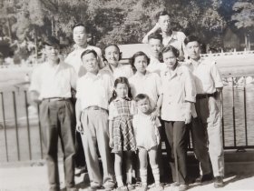 70年代汤国辉(前排左二)教授一家儿孙满堂合影照片(云南大学经济学院教授汤国辉相**册，1928年5月生，广西桂林人，云南大学经济学院教授。1952年毕业于广西大学会计银行系，参加土改立功获奖章。先后在第一机械工业部东北办事处，电机制造工业部计划司、昆明电机厂从事管理工作27年；1979年调入云南大学工作，历任政协五华区常委，民革云南省委委员、参政议政工作委员会主委，省政府参事)