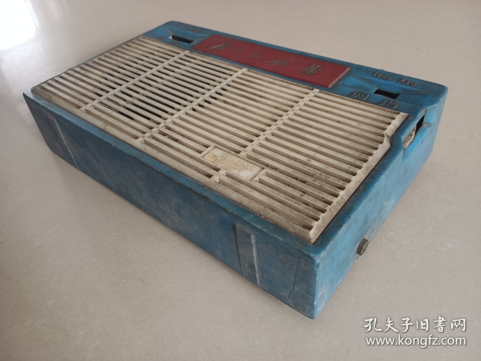 前哨牌为人民服务老收音机 缺后盖子喇叭应该是后配 没有固定，（一线在老维修师傅收来的）摆件道具收藏使用