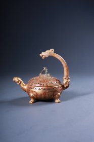旧藏：汉代铜镶玉螭龙纹熏炉。 尺寸：耳距13.5cm 宽8cm 高12cm 重461克