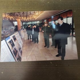 中国人民航空老照片： 浙江省人防 南京军区副参谋长，国防动员委员会秘书长苏京少将。浙江省副省长卢文舸，浙江省军区副司令员李金国少将，浙江省政府副秘书长楼小东在浙江省人防办主任景雄明陪同下观摩浙江省人民防空建设50周年成就展。沈国强摄影报道