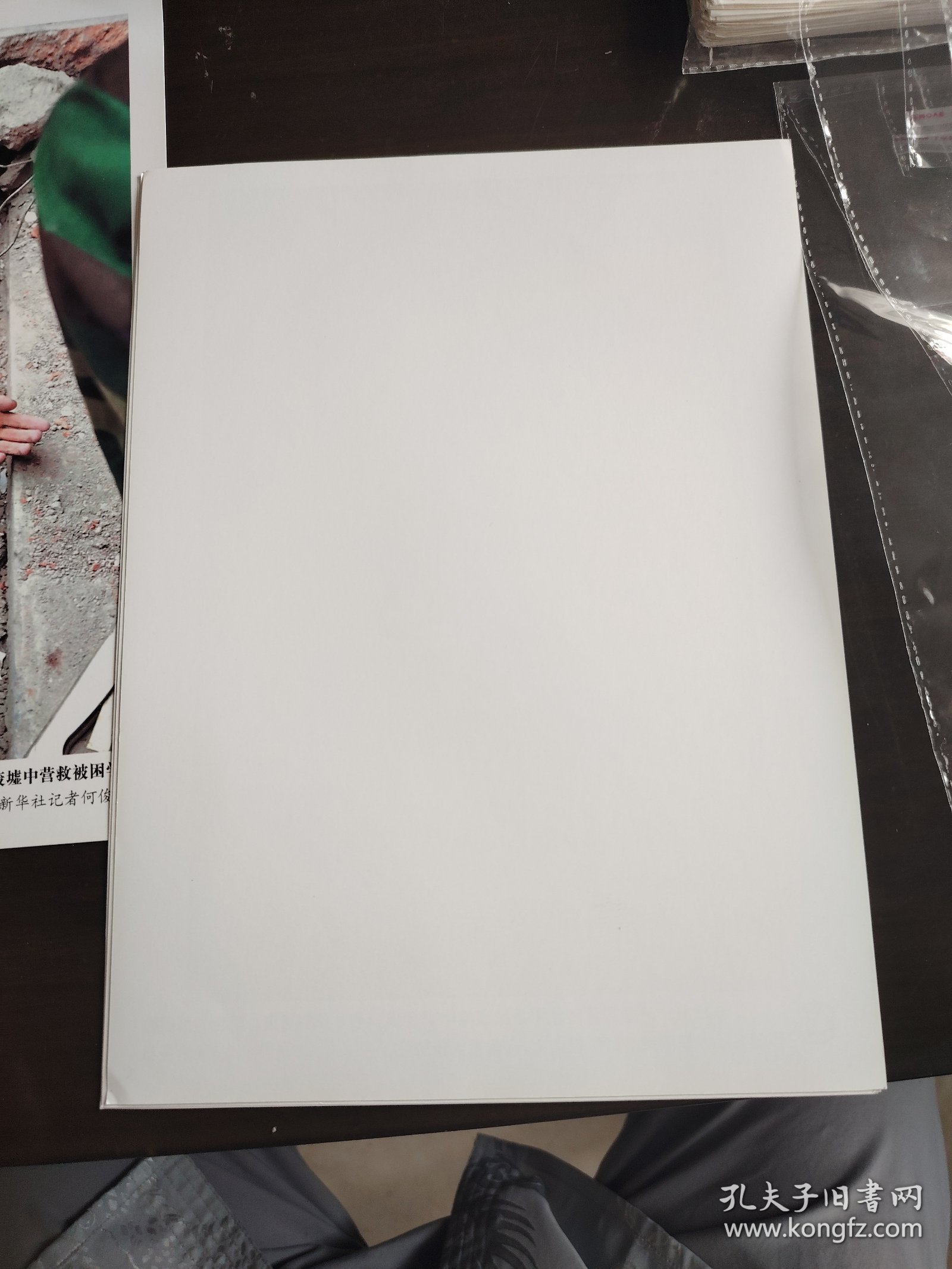 老照片新华社发行新闻照片 四川汶川地震题材 四川什邡市蓥华镇救灾现场河南消防，赴四川抗震救灾突击队。北川县民政局局长王洪发在救灾现场，张晓理王金涛拍摄