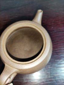 吴德盛款紫砂壶。功夫茶壶。素颜磨砂手感。非常舒适。有一点边磕碰。没有用过。完好品