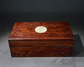 黄花梨镶玉首饰盒 尺寸: 高10厘米 长28厘米 宽16厘米