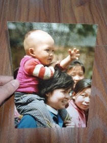 原版老照片: 母子看演出（四川摄影家协会副主席 孙忠靖 拍摄并签名 20.2厘米Х15厘米）