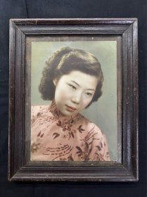 一面风情别有韵：民国手工上色美女老照片精品一帧：此玉照中佳人烫了时下流行之发型，身着绛彩花卉旗袍。其面容姣好，气质优雅，媚眼含情，若有所思。她的美丽穿越了时光。绣面芙蓉一笑开，眼波才动被人猜。