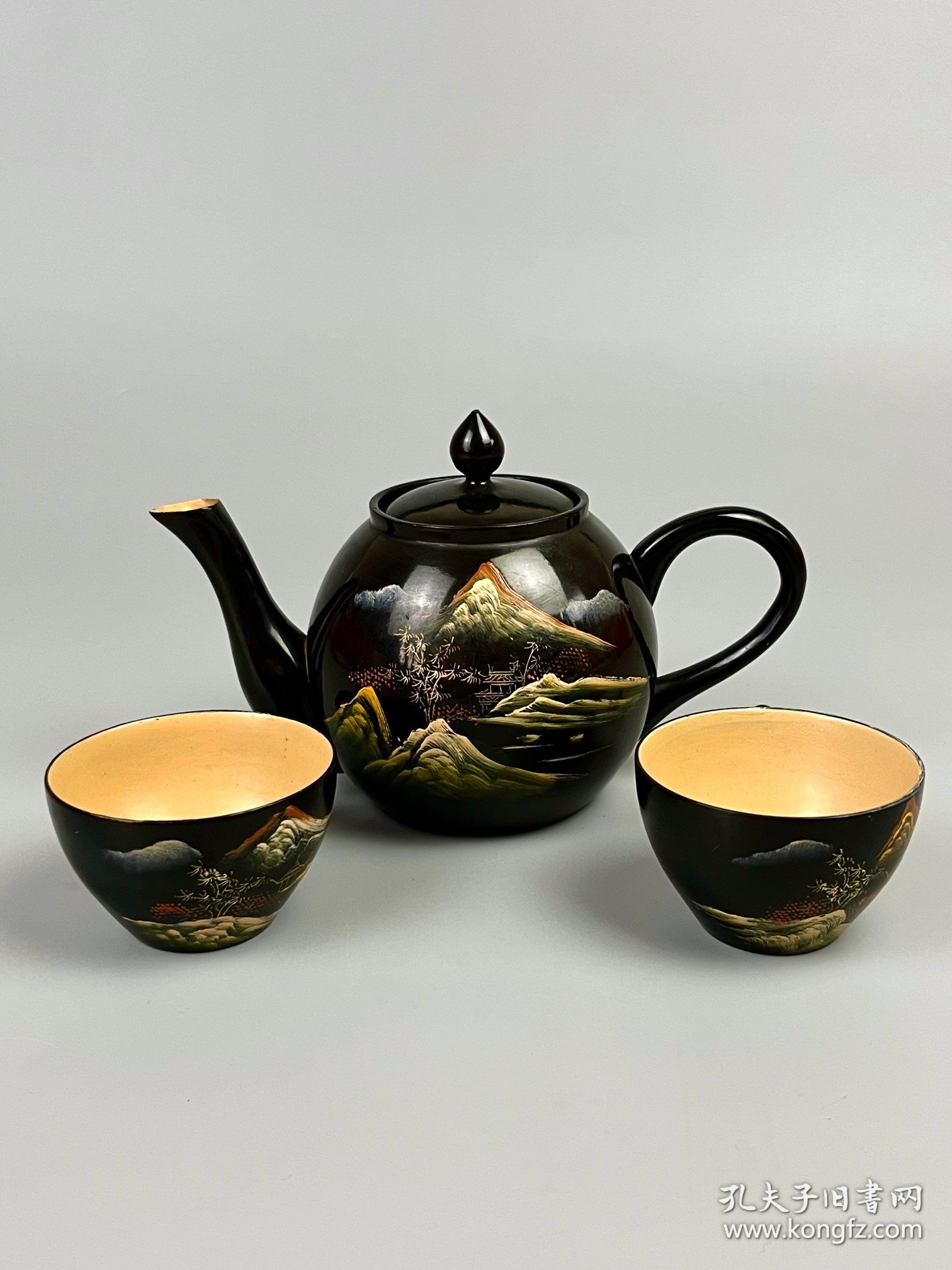 出口创汇时期【木胎大漆手绘山水茶壶】，送两个杯，包老，品相尺寸如图！