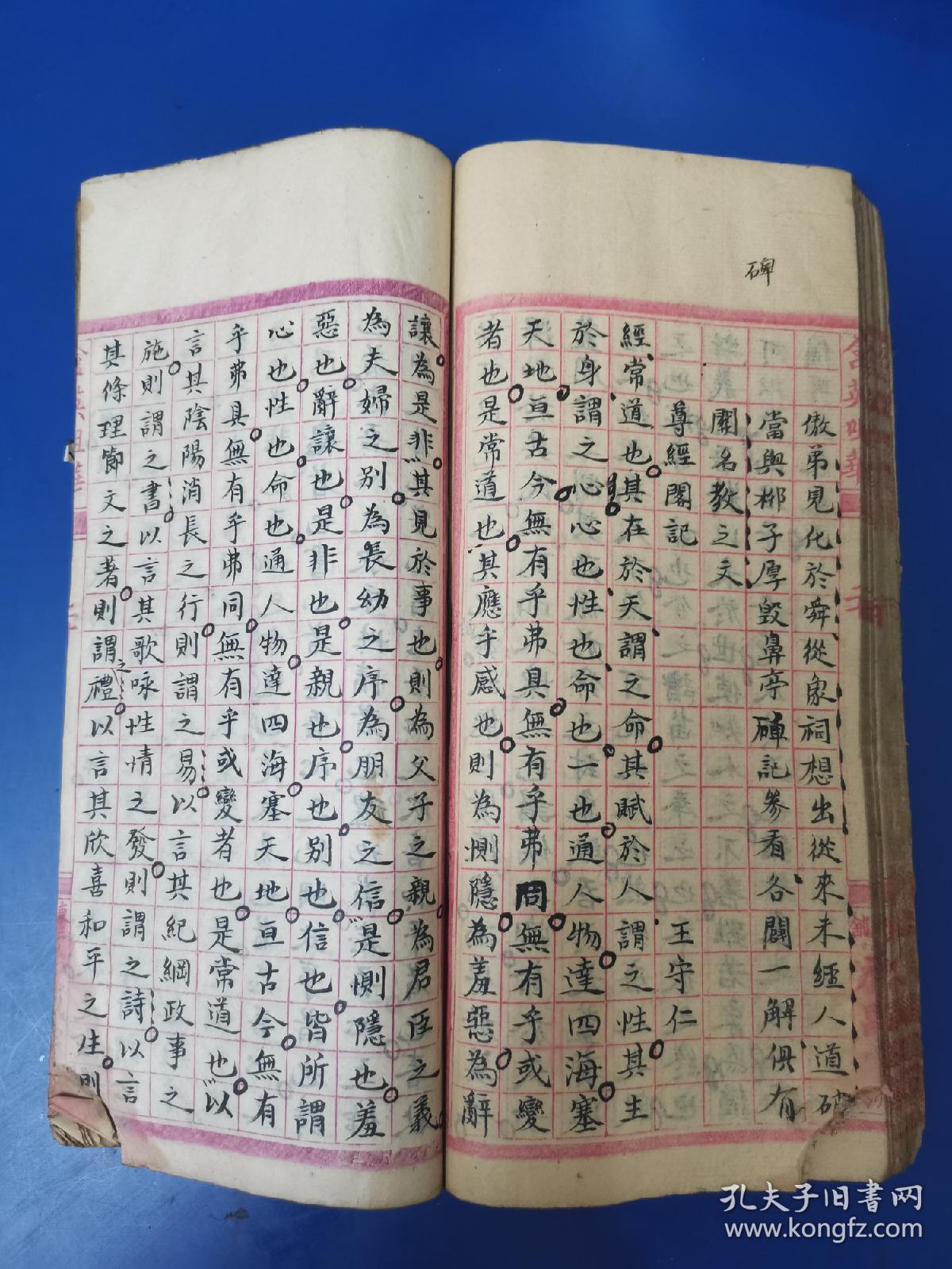 科举文献：抄写古文，江西清代举人秀才进士唐宋八大家及历代大家古文手抄本巨厚一册 ，既有唐宋八大家韩愈 柳宗元 苏东坡 欧阳修等耳熟能详之文，也有王守仁 汤来贺 皮日休 王羲之等不常见之文章，也有明清制艺八股文高手众多美文，馆阁体书法精妙，秒杀当代一切书家，堪称法帖。名师批注尤有点晴之妙，研究古代教育之重要史料