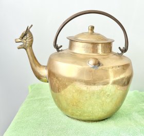 铜厚壁龙嘴茶壶，很重，不知道什么时间物品，家中藏品，玩不来，卖了。
