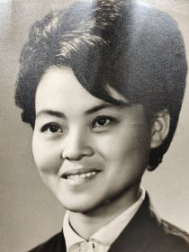 建国早期短发知识型美女老照片