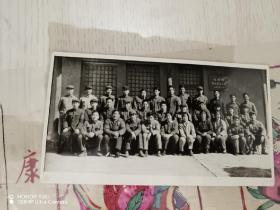 70年代老照片1978年阜平南程庄毛主席旧居前，地，县委领导与参加建设院馆同治合影，里面其中不乏知名艺术家
