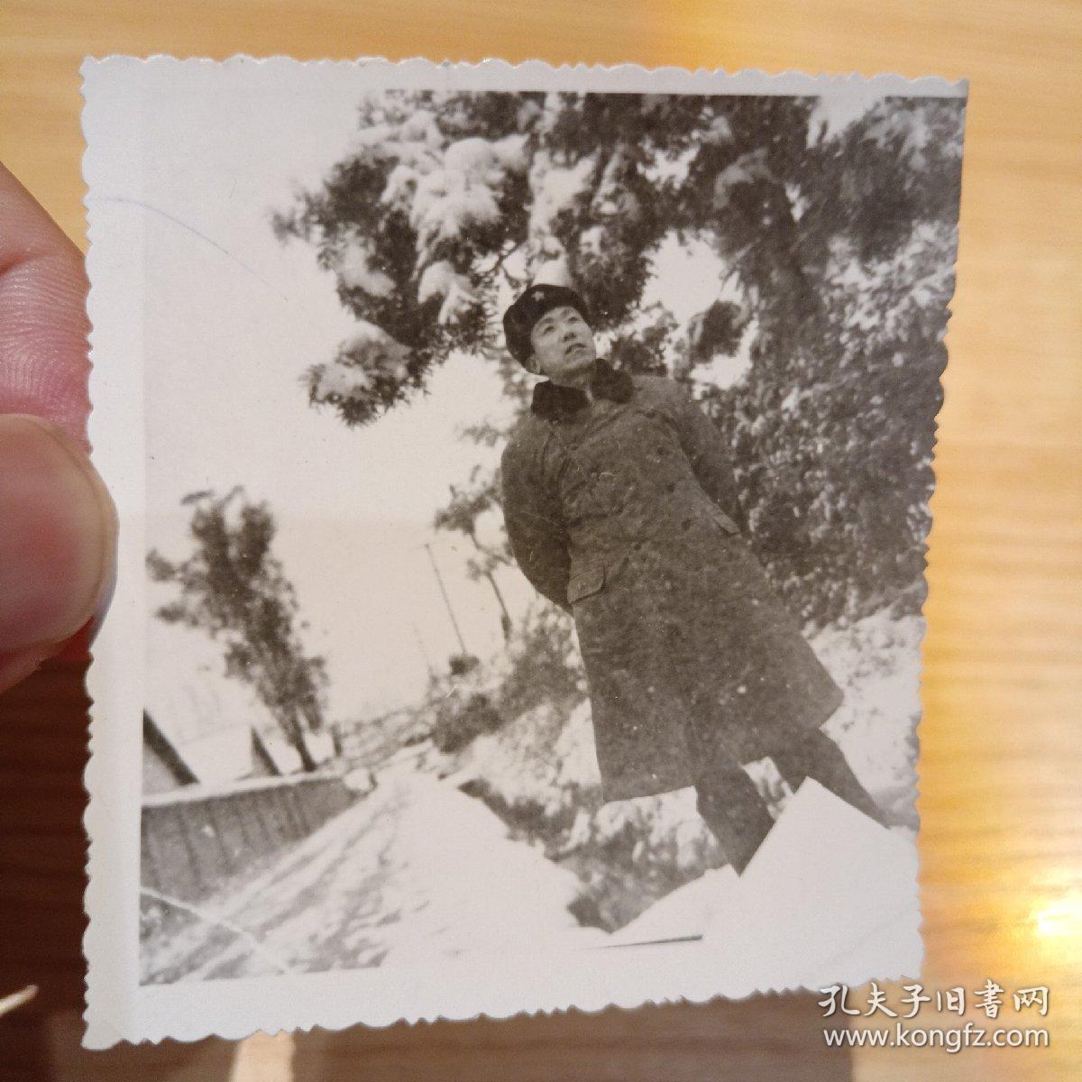 老照片–军人在雪中留影（身后松树上挂满了雪，左边一条路通向远方）