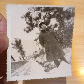 老照片–军人在雪中留影（身后松树上挂满了雪，左边一条路通向远方）