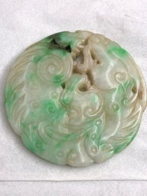 古玩旧藏翡翠团兽玉佩一枚 颜色好，造型好，非常漂亮，大小适中，附正规国检证书，明清风格，很漂亮的一枚翡翠玉佩。