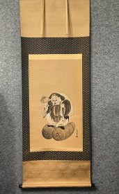 晴风的大黑天 日本回流画轴挂轴 真实手写 撒金绢面本裬裱 术54.5漂亮 如意宝珠内嵌其中，纵约155Cm横54.5Cm 品相极好一幅，大黑天款款而来，钱款多多，谁不想。   编号(F190)