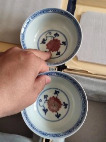 大明宣德年制釉里红缠枝碗一对，高5宽10cm