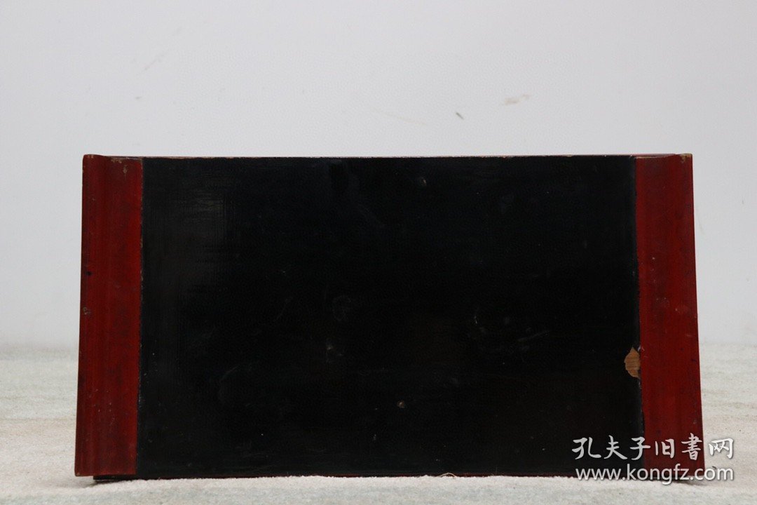 楠木朱红漆文房几，做工精致简洁，面板部分漆皮脱落，年代感十足，牢固无松动，尺寸如图