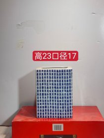 大清乾隆年制青花手绘大号笔筒一个，器型端正，做工细致，老化明显，品相好的