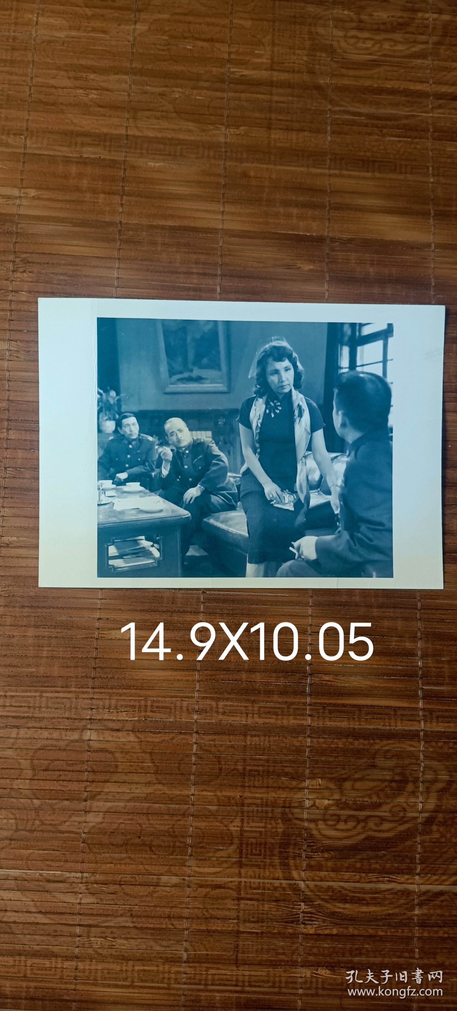 民国美女苏曼意1965年在烈火中永生的照片，导演水华，前排小姑娘方舒，二排于蓝饰江姐，项堃饰徐鹏飞，其夫人阮斐，中间的是双枪老太婆胡朋，蔡松龄儿子蔡安安，王心刚、很多民国名人。