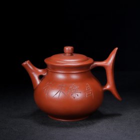 珍藏精品紫砂壶 品名：酒壶 底款：顾景舟 尺寸：15/11cm 容量：400cc 紫砂分类：原矿清水泥 底款介绍：顾景舟（1915-1996），原名景洲。别称：曼希、瘦萍、武陵逸人、荆南山樵。自号壶叟、老萍。宜兴紫砂名艺人，中国美术家协会会员，中国工艺美术大师。18岁拜名师学艺。三十年代后期至上海制壶仿古。1954年进入宜兴蜀山陶业合作社。1956年被江苏省政府任命为技术辅导，带徒徐汉棠、高海庚