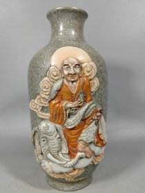 大清乾隆年制堆雕罗汉诗文瓶