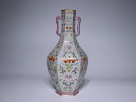 清乾隆粉彩缠枝花卉六方双耳瓶 尺寸高度28.7cm肚径15.3cm