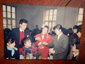 90年代婚宴新娘新郎敬酒合影照片一张