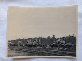 被摧毁的军列老照片 被摧毁的火车照片 二战德军照片 二战铁路老照片 二战老照片 照片长11.5厘米，宽8.5厘米