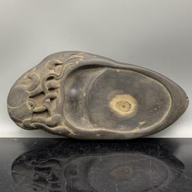 名砚端砚 文房四宝
尺寸：21*10.5*2.5cm
重量：861g
备注：手工测量略有误差
因手机和光线问题图片之间会有色差