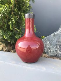 清代祭红釉天球瓶，高23厘米，锡包口，釉色红润漂亮，器型规整大气适合收藏摆件，