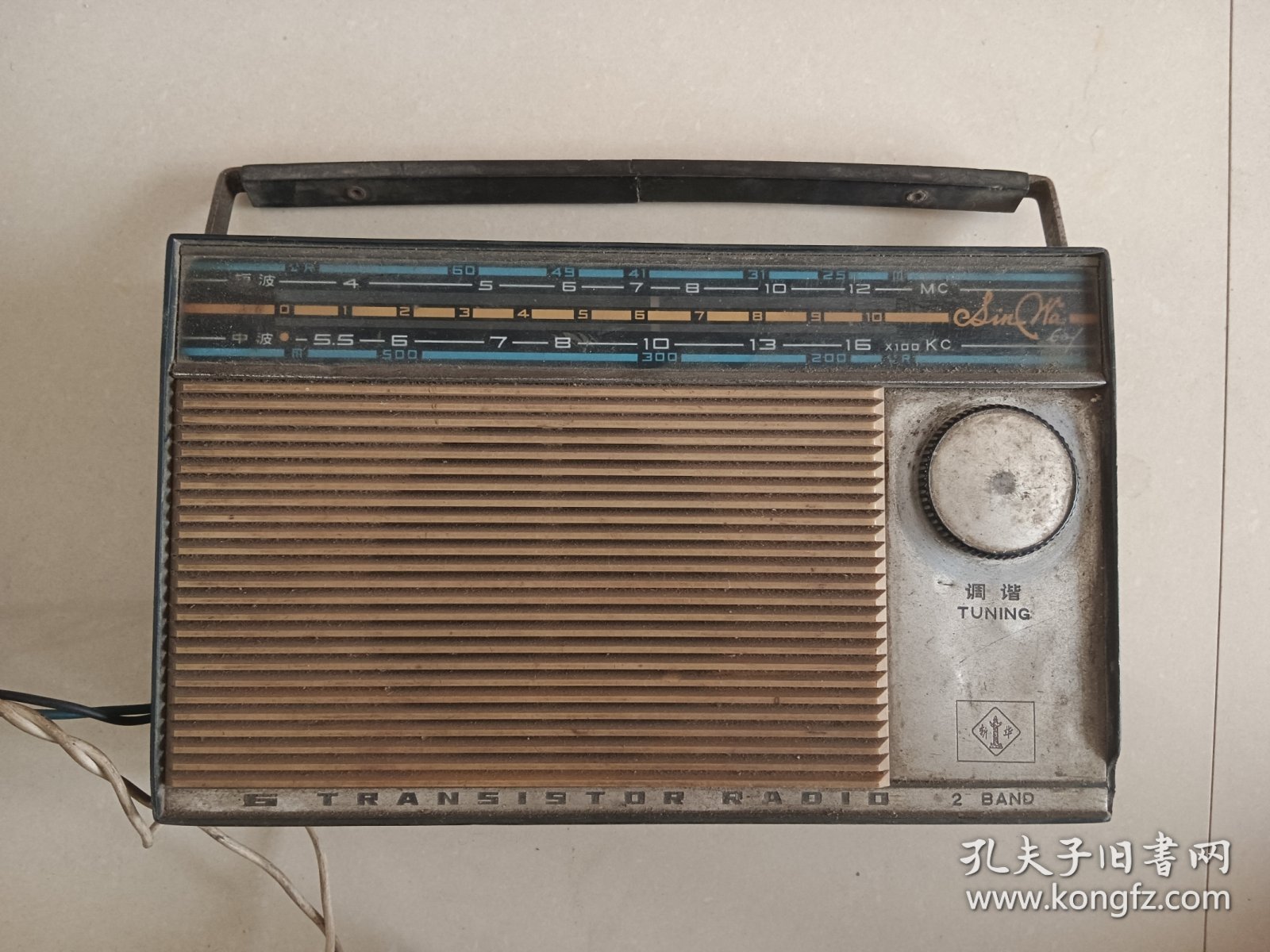 新华牌老收音机 原主人自行修改线路接外电源，打开有声音，有收台，音量大小失调声音很大 收台可调好使，背盖子内瑕疵小缺图九，拍前可发调试视频了解24.5×10.7×6