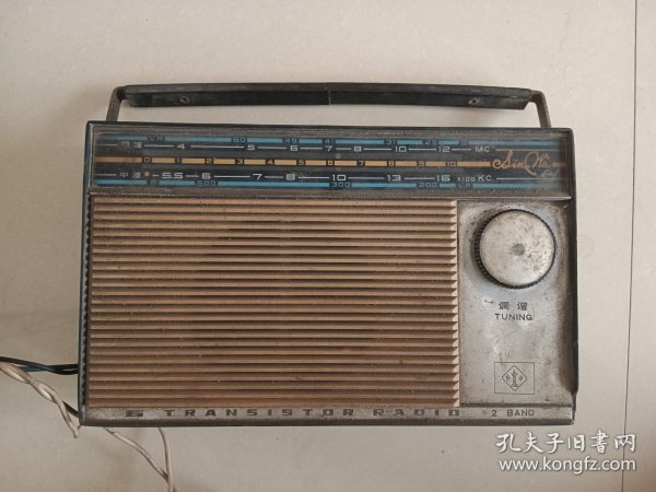 新华牌老收音机 原主人自行修改线路接外电源，打开有声音，有收台，音量大小失调声音很大 收台可调好使，背盖子内瑕疵小缺图九，拍前可发调试视频了解24.5×10.7×6