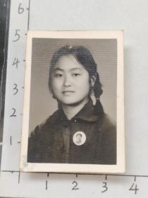 60年代美女佩戴毛主席像章泛银照片1.毛主席像章很清晰(昆明女子中学杨振芳相/册)