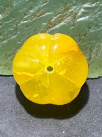 天然通货乌克兰原矿蜜蜡瓜珠一颗！。