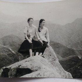 两位美女八达岭石岩上合影留念照片