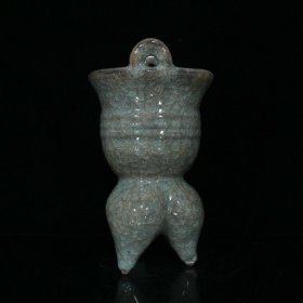 瓷器，a，宋代官窑冰片三足炉（23×12.5cm）