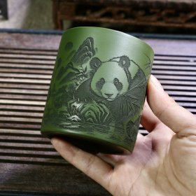 绿泥双刀精工刻绘熊猫主人杯宜兴原矿紫砂高档泥
