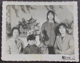 老照片，七十年代，莆田涵江照相馆布景，美女家庭合影照
