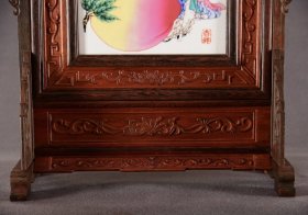 珠山八友之王大凡作品赏析！！ 鸡翅木双色框镶粉彩人物瓷板画竖插座屏！ 「富贵长寿图」 《底座可拆卸》 收藏送礼佳品