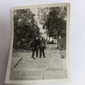 两个美女在公园漫步合影照片。