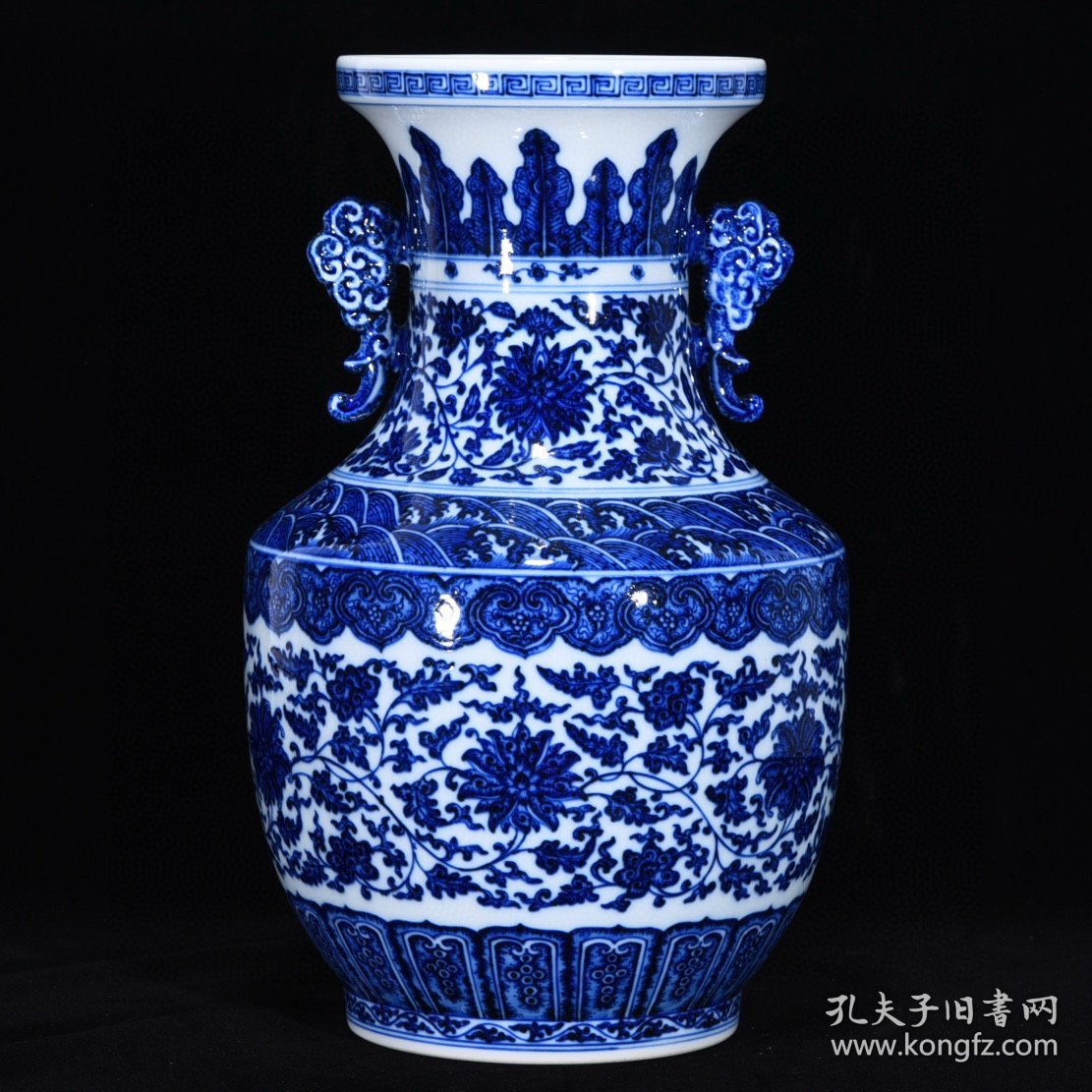 清乾隆青花缠枝莲纹双耳瓶，高37厘米，直径23厘米