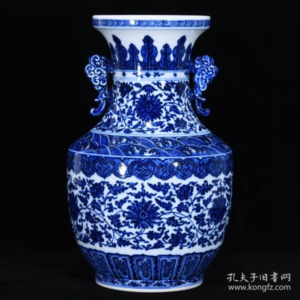 清乾隆青花缠枝莲纹双耳瓶，高37厘米，直径23厘米