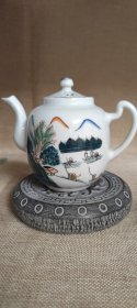 民国时期，手工彩绘陶瓷茶壶， 山水题材，名家题字！品相好，尺寸如图【SW】